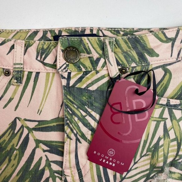 NWT Boom Boom Jeans Mid Rise Distressed Tropical Leaf Print Denim Shorts Sz 5 - Picture 2 of 6
